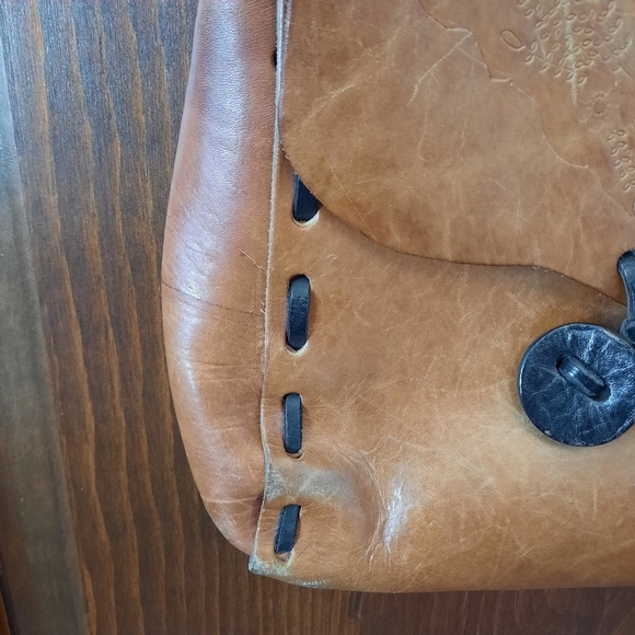 Vintage handcrafted boho tan brown leather floral stamped crossbody bag - Picture 7 of 11